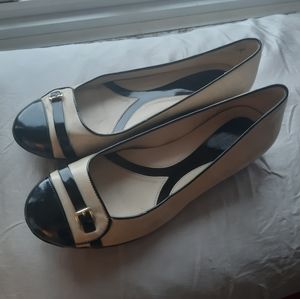 Naturalizer beige and black flats with gold strap